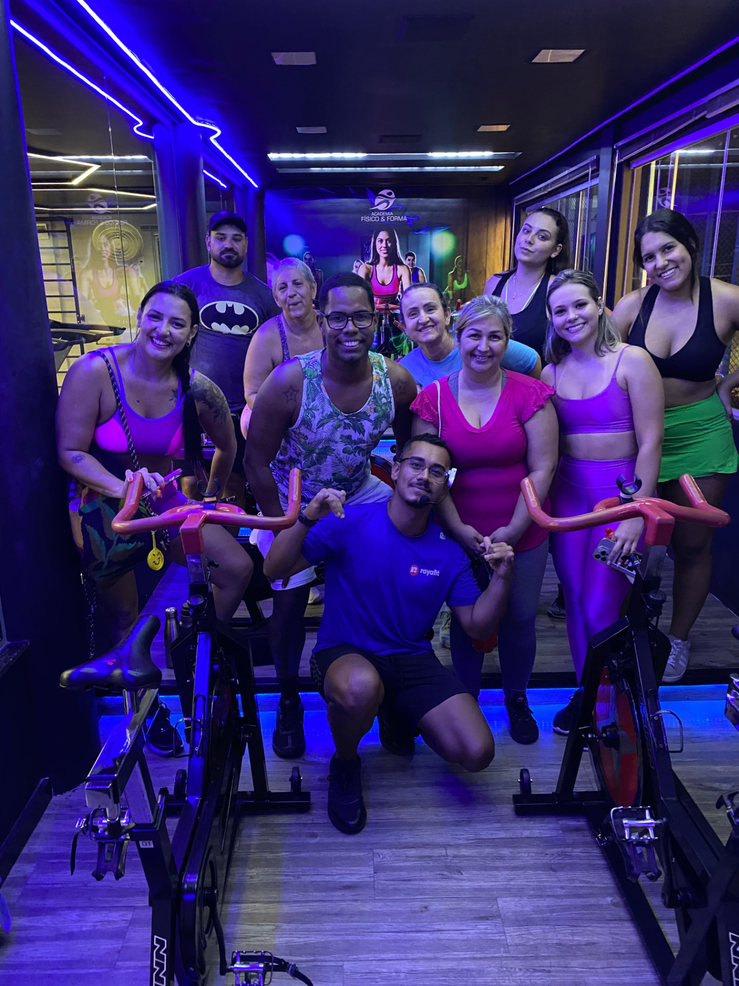 Alunas comemorando juntas depois da aula na Rayafit Ibes