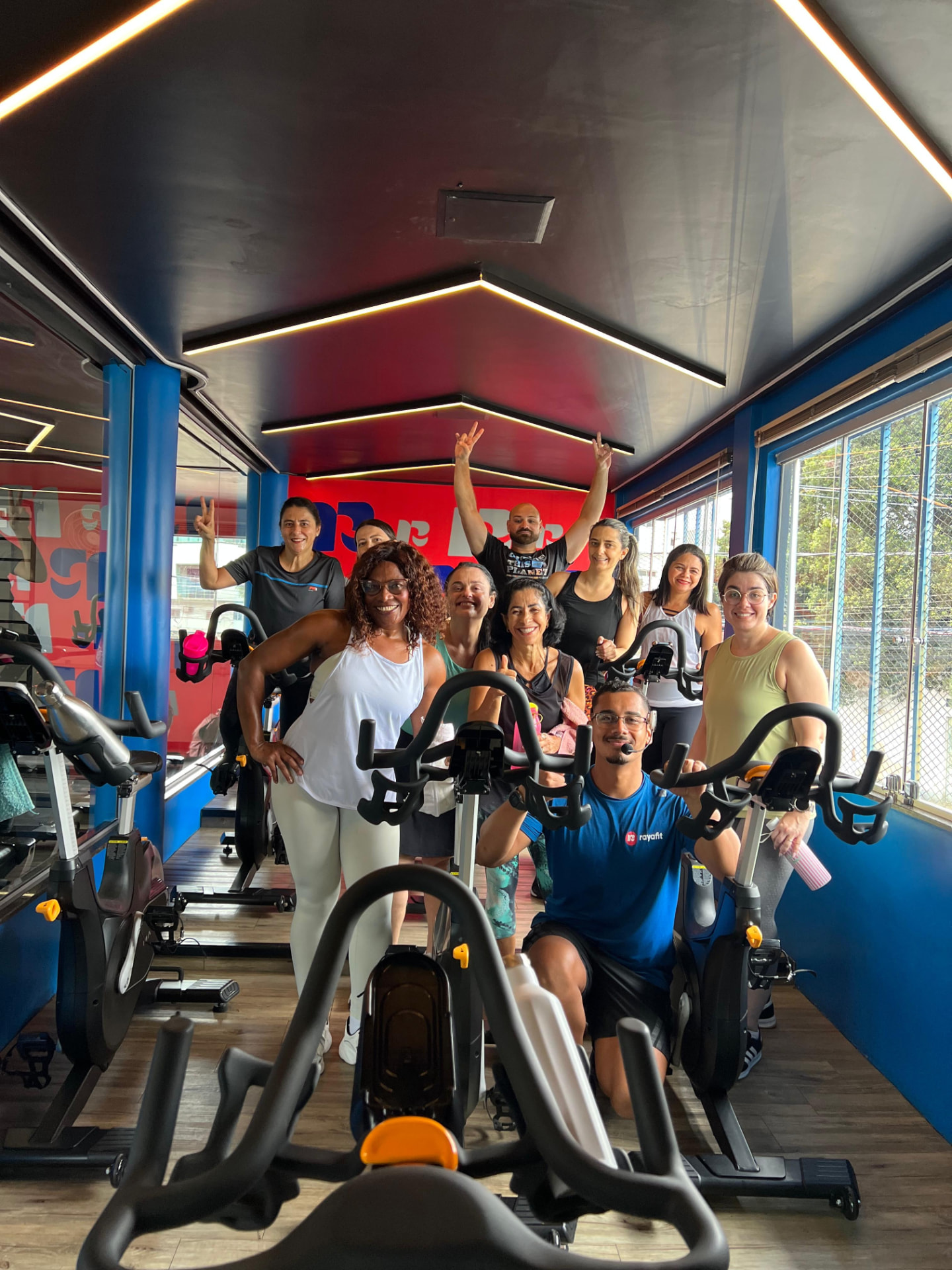 Turma em aula coletiva na Rayafit Ibes