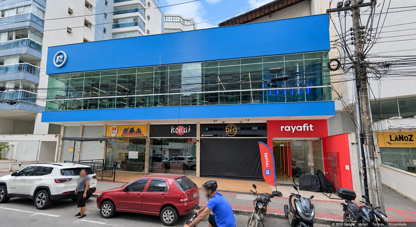Fachada azul da academia Rayafit Itapuã, em Vila Velha